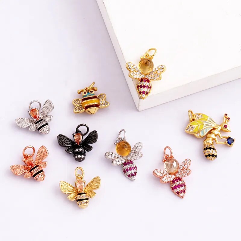 Magnifiques breloques de différents modèles: flamant, oiseau, abeille, libellule, abeille et plusieurs autres!